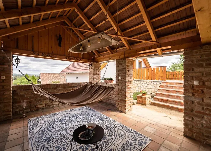 Guest house Kapocs Apartmanhaz 4*